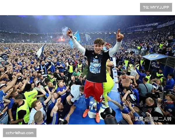 终场哨响，提前保级成功的海登海姆球员与球迷共同庆祝